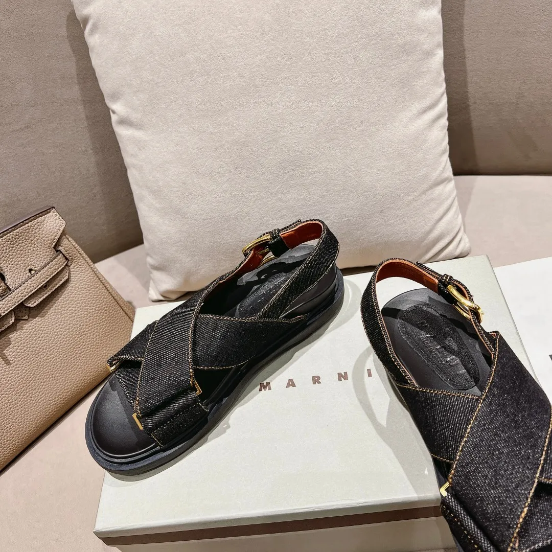 👟👟Ex-factory price 420👟👟 Marni Mani, popular online celebrity style, Taobao, popular single style in physical stores! Thick-soled, elevated classic cross-strap, color-blocked flat-soled cowhide open-toe European and American style women's sandals. Fabric: Cowhide Lining: Sheepskin Outsole: Rubber Button: Gold Size: 35-40